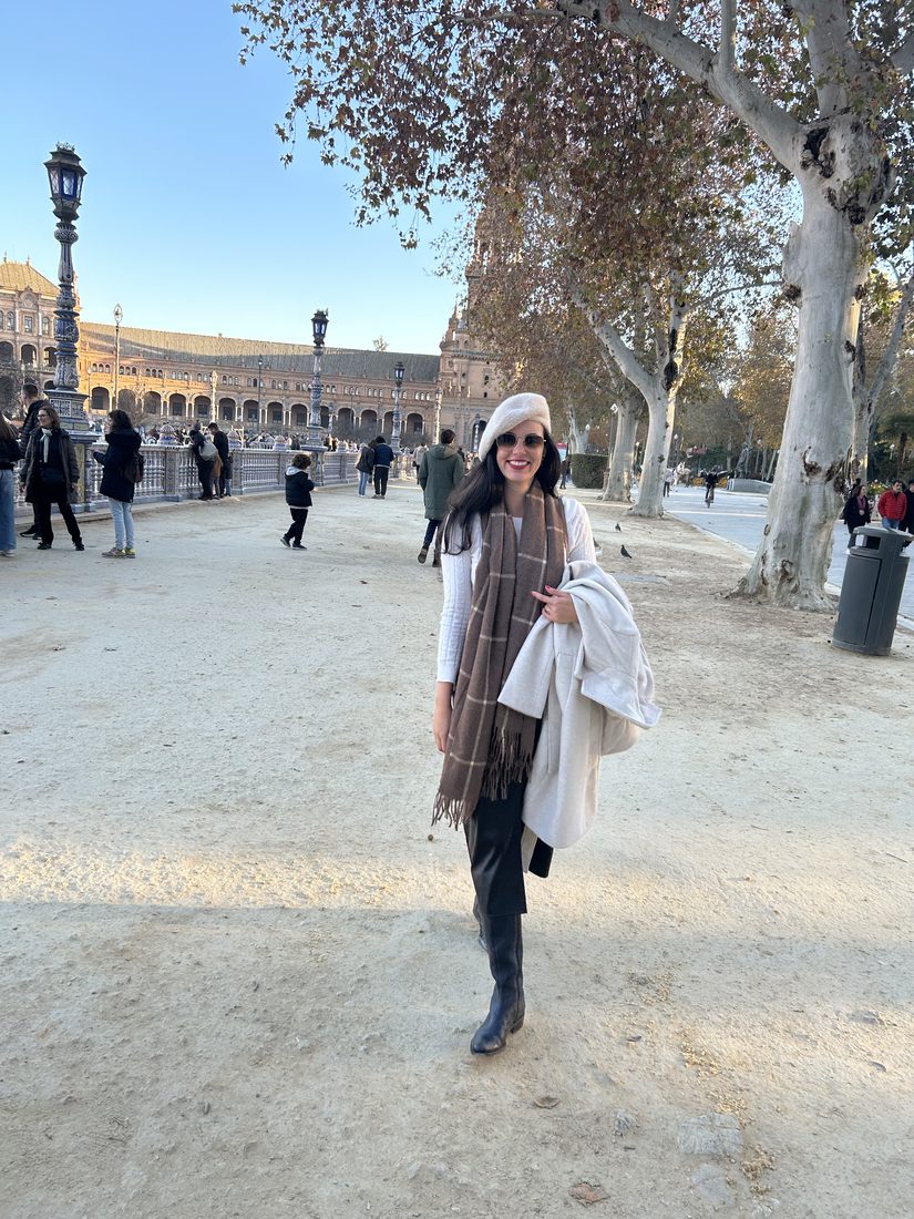 Maria Luísa diante do Coliseu, em Roma
