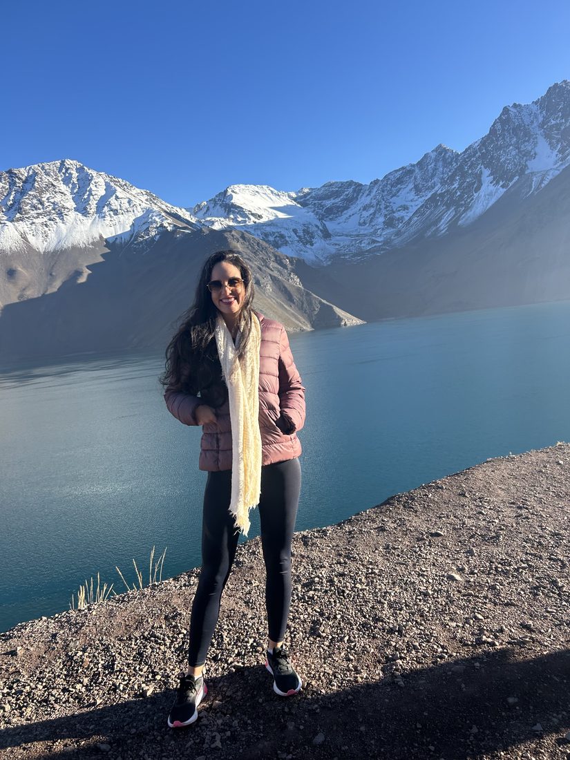 Maria Luísa diante de um lago na cordilheira