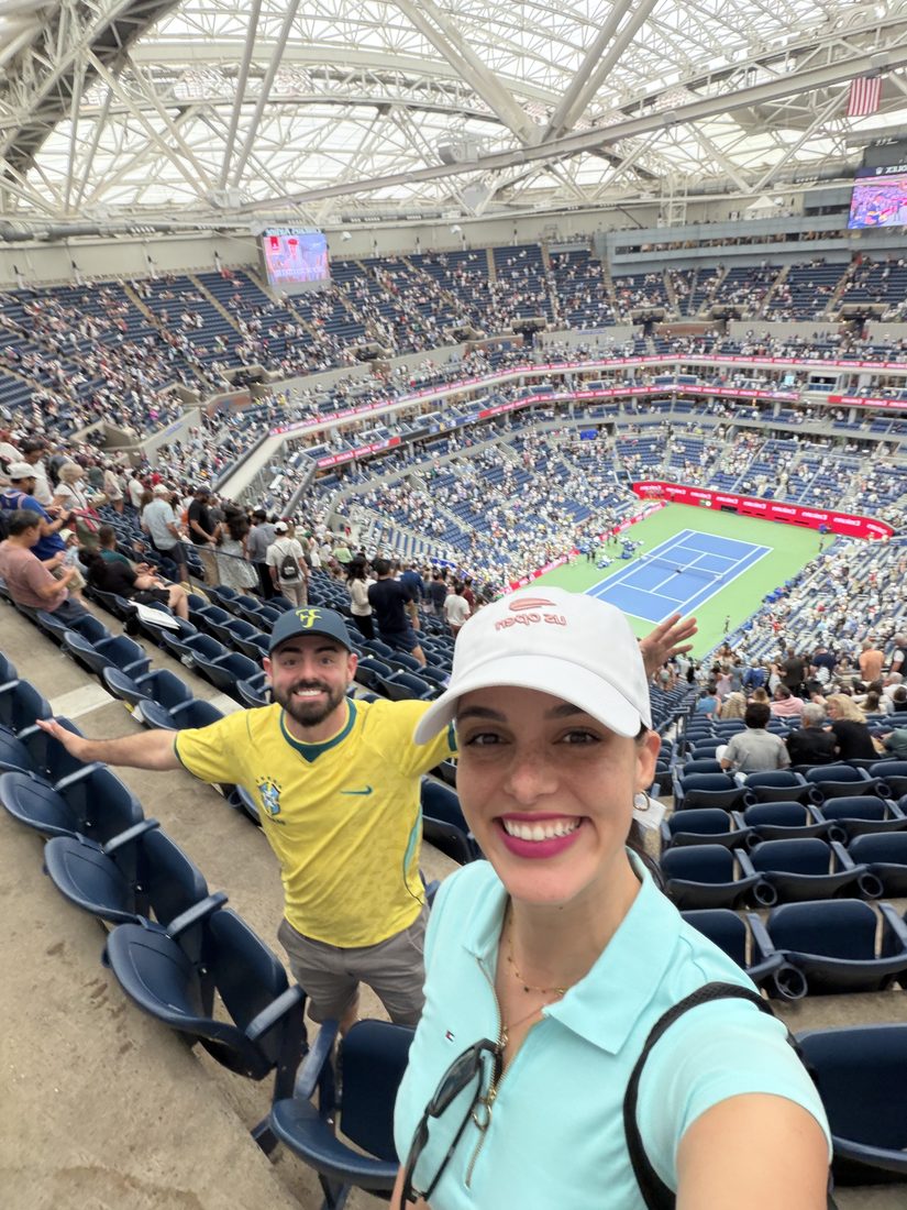 Maria Luísa em um estádio de tênis